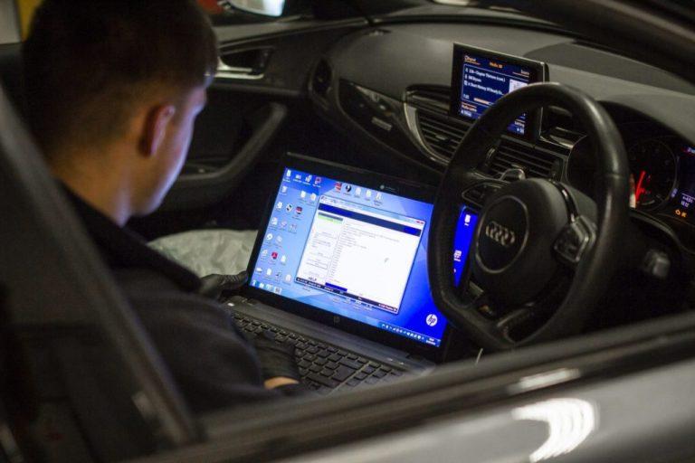 Mechaniker am Laptop erstellt Tuningiles für Chiptuning Händler Tuningpartner Chiptuning